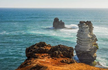 Pasifik Okyanusu. Rüzgarlı ve sisli hava