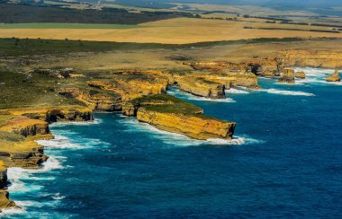 Bir helikopterden Pasifik okyanusunun Avustralya kıyıları.