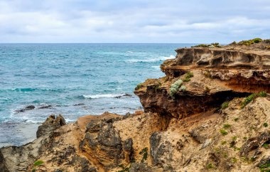 Akşam Pasifik Okyanusu'nun kıyısı.