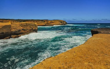 Pasifik kıyısındadalgalar. Avustralya'ya yolculuk.