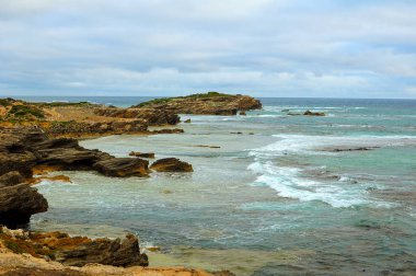 Akşam Pasifik Okyanusu'nun kıyısı.