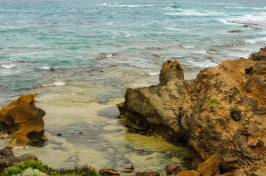 Akşam Pasifik Okyanusu'nun kıyısı.