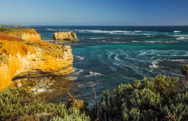 Pasifik Okyanusu. Rüzgarlı ve sisli hava