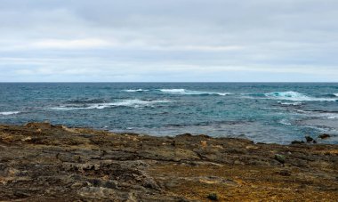 Akşam Pasifik Okyanusu'nun kıyısı.