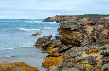 Akşam Pasifik Okyanusu'nun kıyısı.