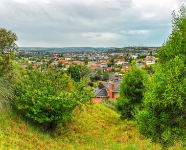 Park Wilson 'da yağmurlu bir gün. Park, Victoria, Avustralya 'daki Berwick' teki Princes Highway 'de yer almaktadır..