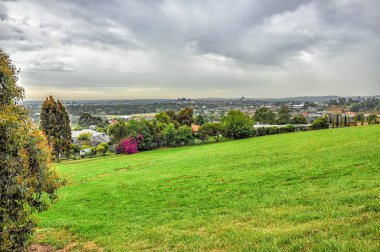 Park Wilson 'da yağmurlu bir gün. Park, Victoria, Avustralya 'daki Berwick' teki Princes Highway 'de yer almaktadır..