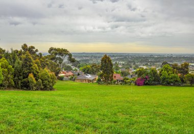 Park Wilson 'da yağmurlu bir gün. Park, Victoria, Avustralya 'daki Berwick' teki Princes Highway 'de yer almaktadır..