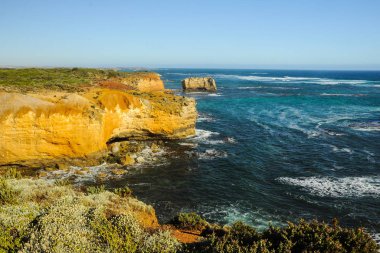 Pasifik Okyanusu. Rüzgarlı ve sisli hava
