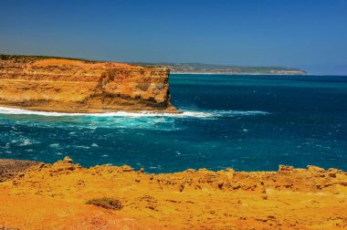 Pasifik kıyısındadalgalar. Avustralya'ya yolculuk.