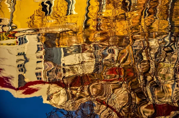 Reflectie Van Huizen Het Water Van Rivier Abstract Patroon Gemaakt — Stockfoto