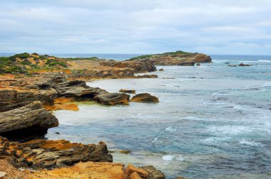 Akşam Pasifik Okyanusu'nun kıyısı.