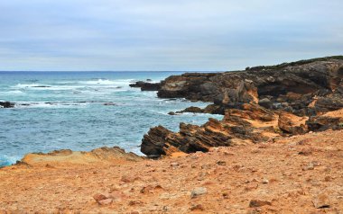 Akşam Pasifik Okyanusu'nun kıyısı.