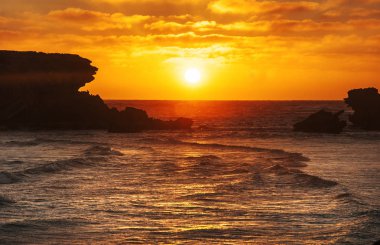 Pasifik Okyanusu üzerinde batan güneş.