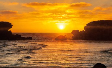 Pasifik Okyanusu üzerinde batan güneş.