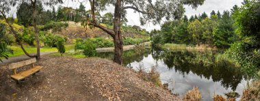 Park Wilson 'da yağmurlu bir gün. Park, Victoria, Avustralya 'daki Berwick' teki Princes Highway 'de yer almaktadır..