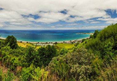Pasifik Okyanusu'nun Güneşli kıyıları.