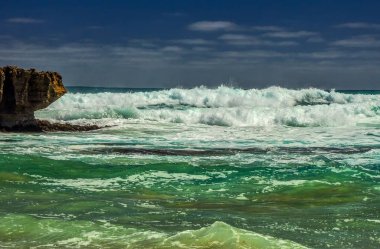 Pasifik kıyısındadalgalar. Avustralya'ya yolculuk.
