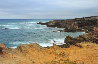 Akşam Pasifik Okyanusu'nun kıyısı.