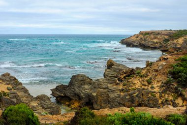 Akşam Pasifik Okyanusu'nun kıyısı.