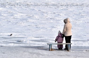 Anne nehir kıyısında kızı ile yürüyüş