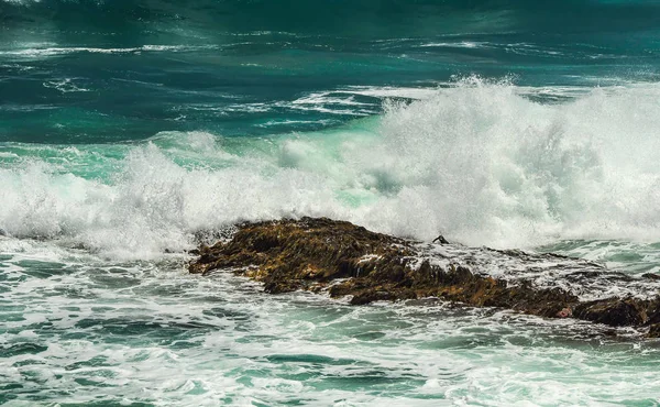 太平洋的绿松石波涛 — 图库照片