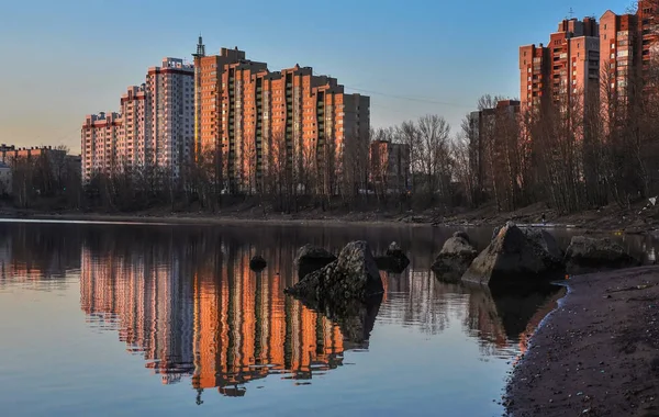 Reflejo Edificios Río — Foto de Stock