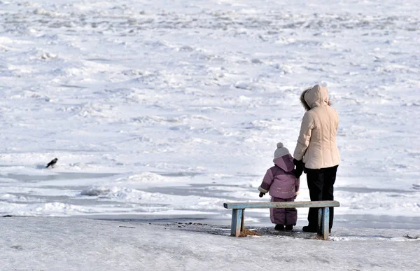 Anne nehir kıyısında kızı ile yürüyüş