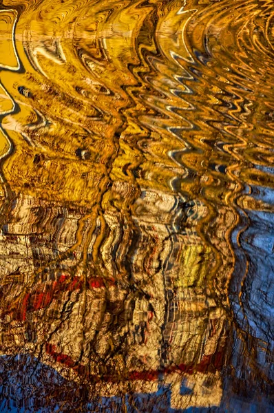 Отражение Домов Воде Реки Абстрактный Узор Созданный Рябью — стоковое фото