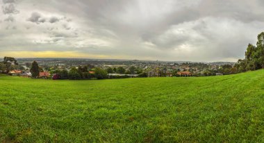 Park Wilson 'da yağmurlu bir gün. Park, Victoria, Avustralya 'daki Berwick' teki Princes Highway 'de yer almaktadır..