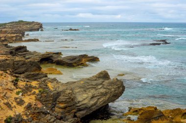 Akşam Pasifik Okyanusu'nun kıyısı.