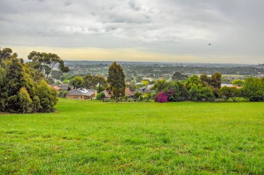 Park Wilson 'da yağmurlu bir gün. Park, Victoria, Avustralya 'daki Berwick' teki Princes Highway 'de yer almaktadır..