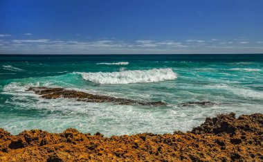 Pasifik kıyısındadalgalar. Avustralya'ya yolculuk.