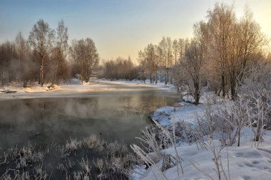 Güneşli bir kış günü. Slavyanka Nehri'nin Kıyısı.