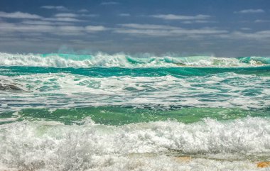 Pasifik kıyısındadalgalar. Avustralya'ya yolculuk.