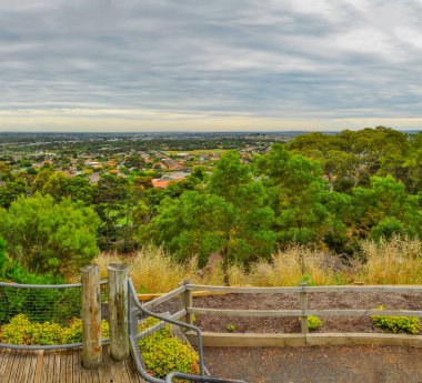 Park Wilson 'da yağmurlu bir gün. Park, Victoria, Avustralya 'daki Berwick' teki Princes Highway 'de yer almaktadır..