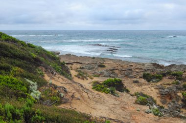 Akşam Pasifik Okyanusu'nun kıyısı.