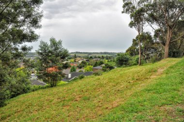 Park Wilson 'da yağmurlu bir gün. Park, Victoria, Avustralya 'daki Berwick' teki Princes Highway 'de yer almaktadır..