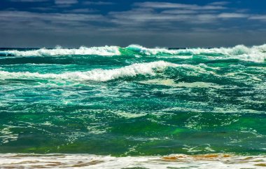 Pasifik kıyısındadalgalar. Avustralya'ya yolculuk.