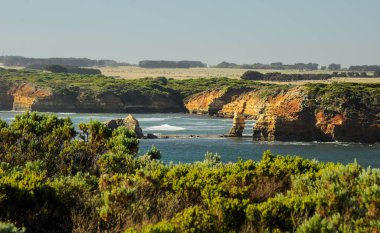 Pasifik Okyanusu. Rüzgarlı ve sisli hava