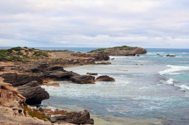 Akşam Pasifik Okyanusu'nun kıyısı.
