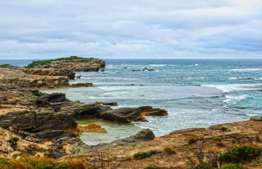 Akşam Pasifik Okyanusu'nun kıyısı.