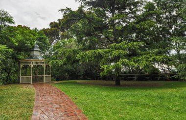 Park Wilson 'da yağmurlu bir gün. Park, Victoria, Avustralya 'daki Berwick' teki Princes Highway 'de yer almaktadır..
