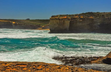 Pasifik kıyısındadalgalar. Avustralya'ya yolculuk.