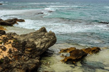 Akşam Pasifik Okyanusu'nun kıyısı.