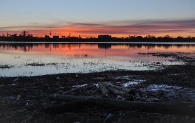 Nehirde gün doğumu.