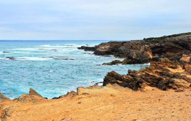 Akşam Pasifik Okyanusu'nun kıyısı.