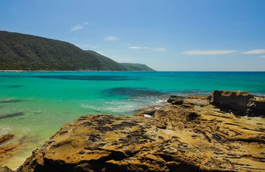 Güneşli bir günde Pasifik okyanusunun kıyısı.