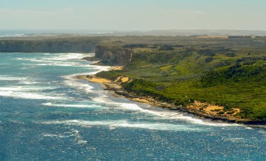 Bir helikopterden Pasifik okyanusunun Avustralya kıyıları.