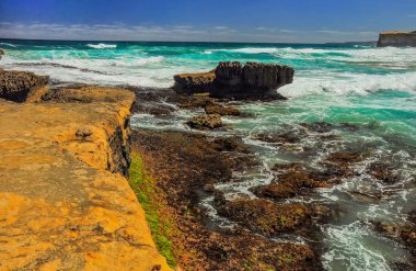 Pasifik kıyısındadalgalar. Avustralya'ya yolculuk.